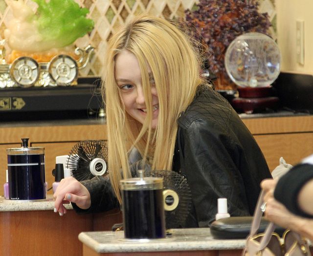 Boyfriendy i japonki - codzienny zestaw Dakoty Fanning 