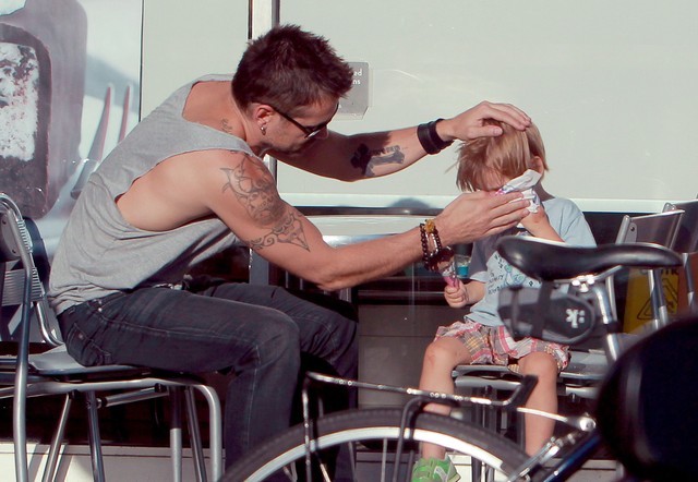Przykładny tatuś Colin Farrell zabrał Henry'ego na lody FOTO