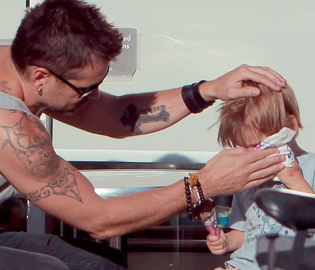 Przykładny tatuś Colin Farrell zabrał Henry'ego na lody FOTO