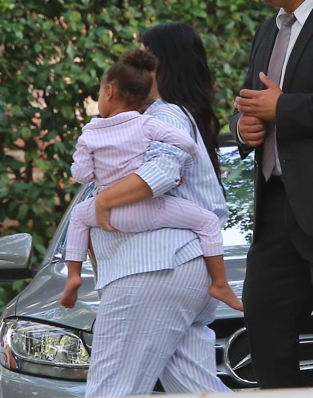 Kim Kardashian pokazała brzuch w piżamie (FOTO)