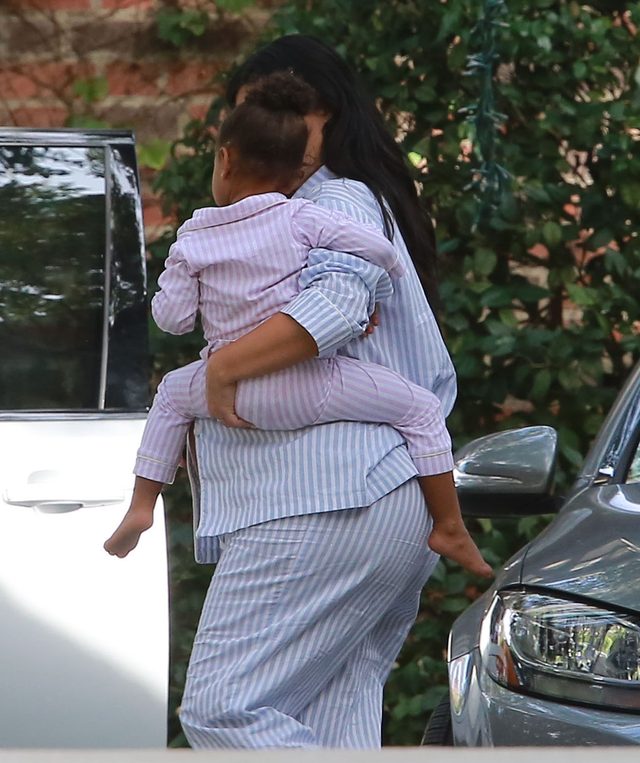 Kim Kardashian pokazała brzuch w piżamie (FOTO)