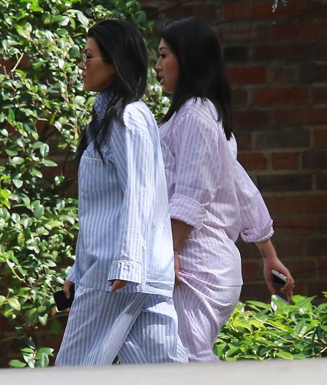 Kim Kardashian pokazała brzuch w piżamie (FOTO)