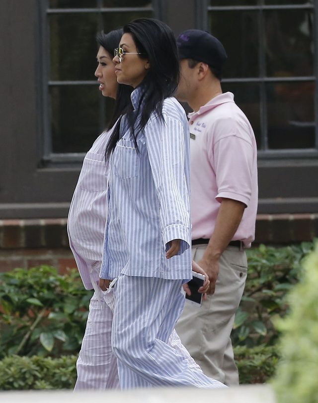 Kim Kardashian pokazała brzuch w piżamie (FOTO)