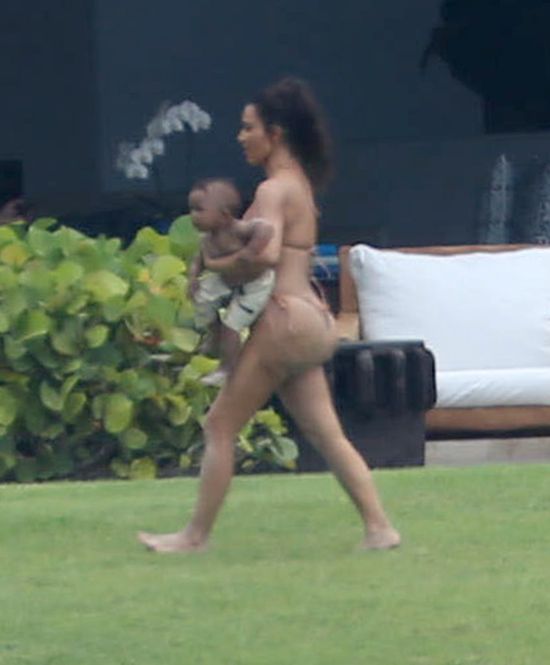 Przerażona Kim Kardashian stara się opiekować dziećmi (FOTO)