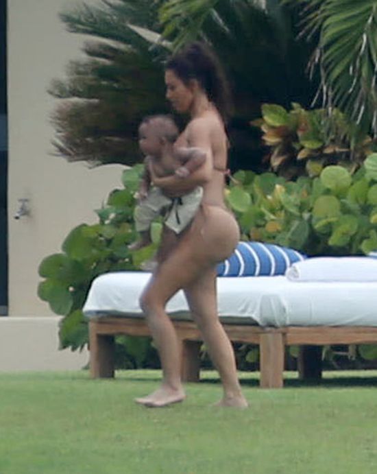 Przerażona Kim Kardashian stara się opiekować dziećmi (FOTO) Przerażona Kim Kardashian stara się opiekować dziećmi (FOTO)