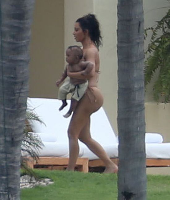 Przerażona Kim Kardashian stara się opiekować dziećmi (FOTO) Przerażona Kim Kardashian stara się opiekować dziećmi (FOTO)