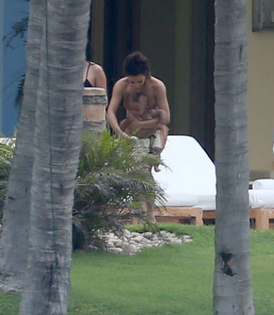 Przerażona Kim Kardashian stara się opiekować dziećmi (FOTO) Przerażona Kim Kardashian stara się opiekować dziećmi (FOTO)