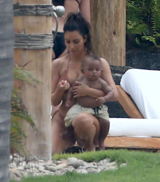 Przerażona Kim Kardashian stara się opiekować dziećmi (FOTO) Przerażona Kim Kardashian stara się opiekować dziećmi (FOTO)