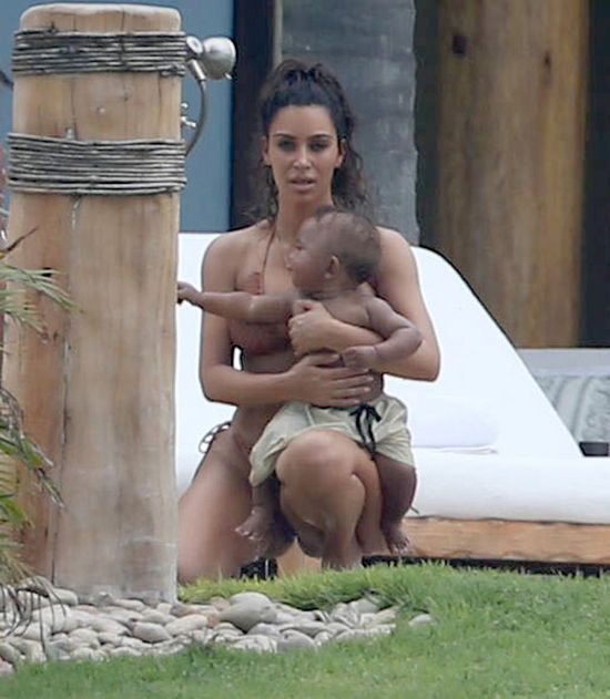 Przerażona Kim Kardashian stara się opiekować dziećmi (FOTO) Przerażona Kim Kardashian stara się opiekować dziećmi (FOTO)