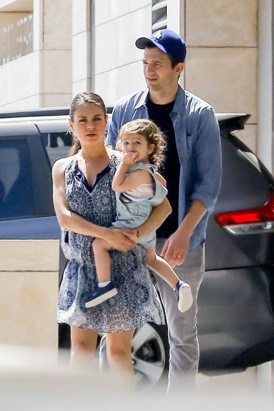 Ludzie krytykują Milę Kunis za... publiczne karmienie piersią! 