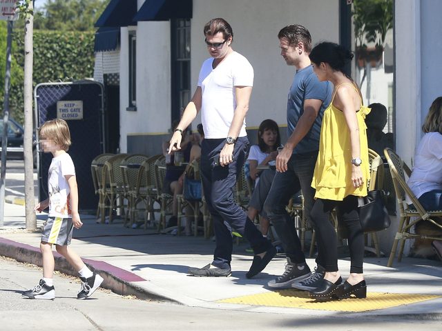 Colin Farrell z Henrym Tadeuszem na rodzinnym spacerze (FOTO