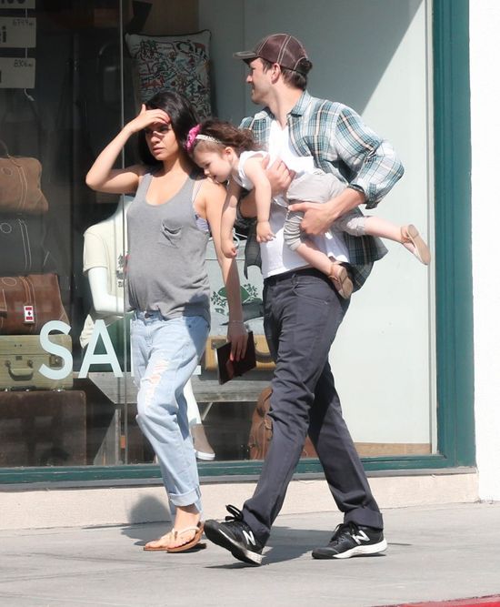 Ludzie krytykują Milę Kunis za... publiczne karmienie piersią! 