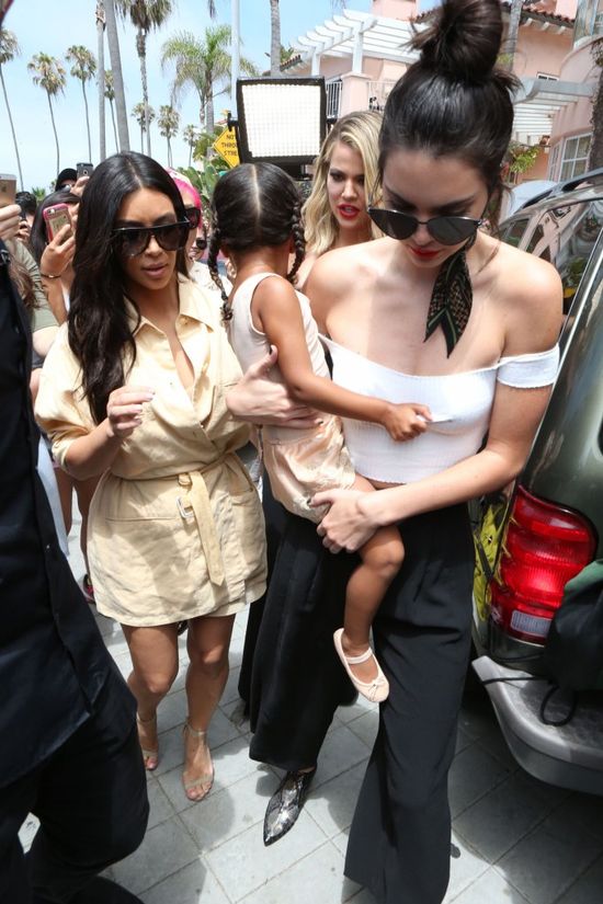 Ogromna ustawka Kim, Khloe i Kourtney Kardashian! A Kendall Jenner? WOW! (FOTO) Ogromna ustawka Kim, Khloe i Kourtney Kardashian! A Kendall Jenner? WOW! (FOTO)