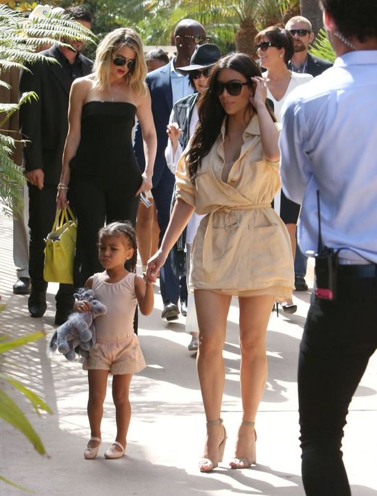 Ogromna ustawka Kim, Khloe i Kourtney Kardashian! A Kendall Jenner? WOW! (FOTO) Ogromna ustawka Kim, Khloe i Kourtney Kardashian! A Kendall Jenner? WOW! (FOTO)