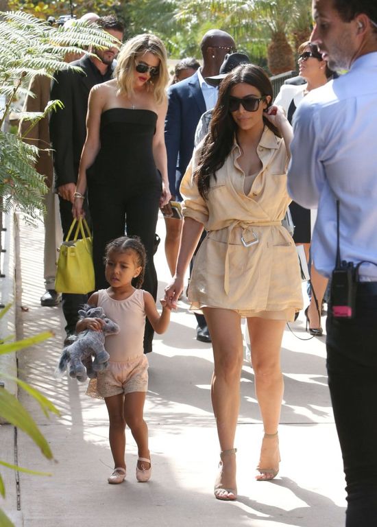 Ogromna ustawka Kim, Khloe i Kourtney Kardashian! A Kendall Jenner? WOW! (FOTO) Ogromna ustawka Kim, Khloe i Kourtney Kardashian! A Kendall Jenner? WOW! (FOTO)