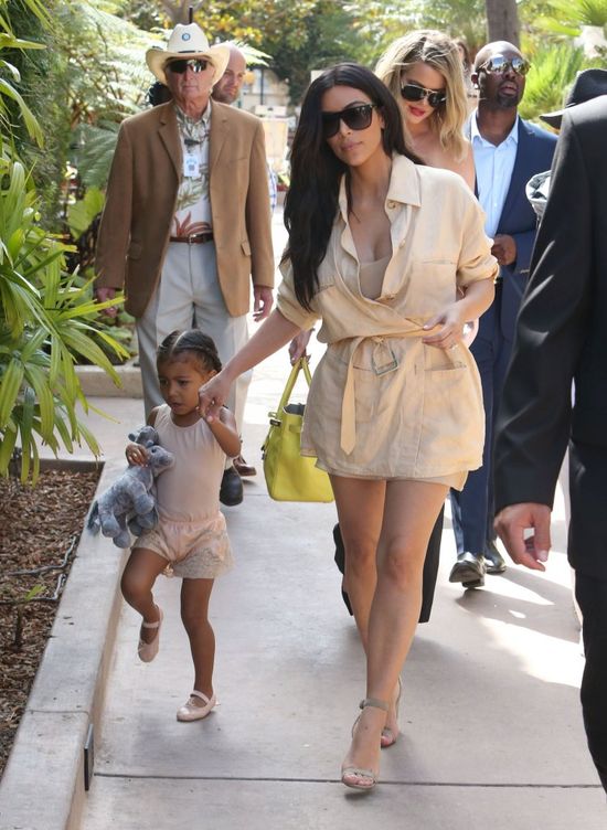 Ogromna ustawka Kim, Khloe i Kourtney Kardashian! A Kendall Jenner? WOW! (FOTO) Ogromna ustawka Kim, Khloe i Kourtney Kardashian! A Kendall Jenner? WOW! (FOTO)