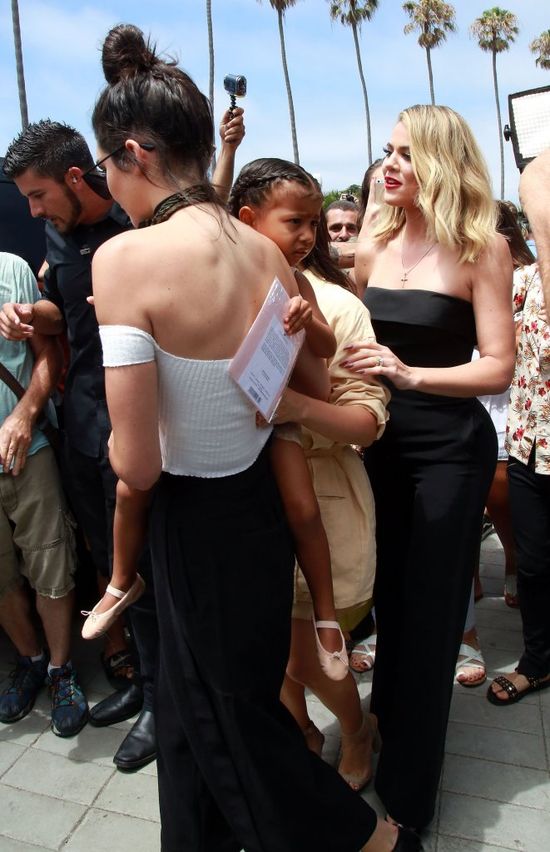 Ogromna ustawka Kim, Khloe i Kourtney Kardashian! A Kendall Jenner? WOW! (FOTO) Ogromna ustawka Kim, Khloe i Kourtney Kardashian! A Kendall Jenner? WOW! (FOTO)