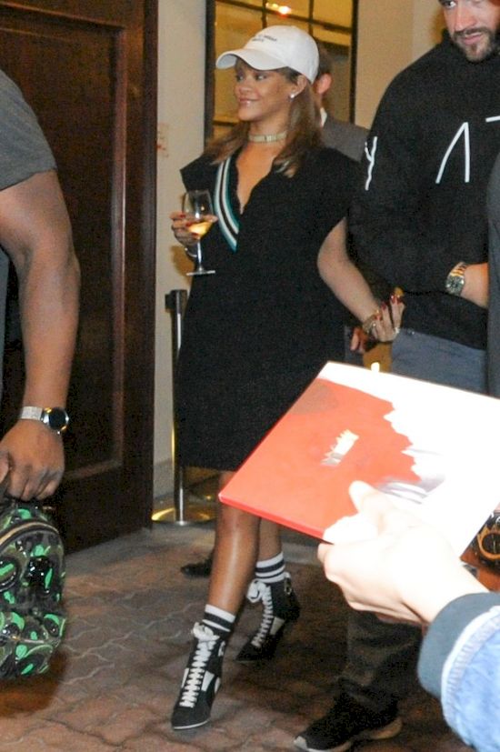 Rihanna odsłania biust na Instagramie! Czy prosi się o bana? (FOTO)