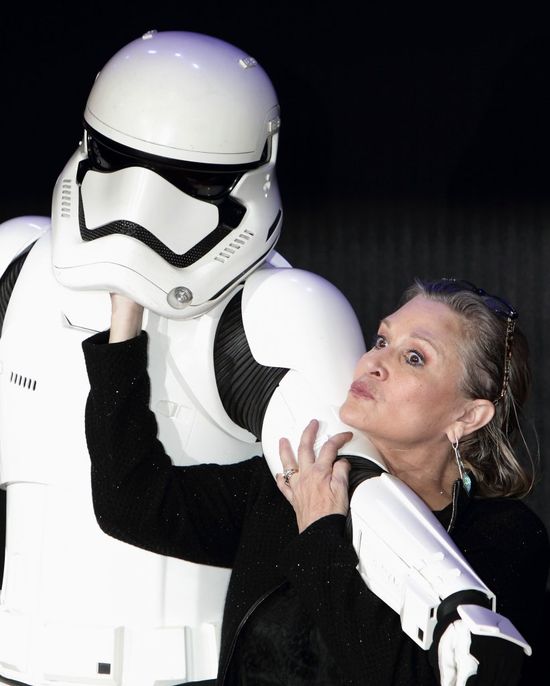 Wzruszające pożegnanie Carrie Fisher przez... jej pieska (FOTO)