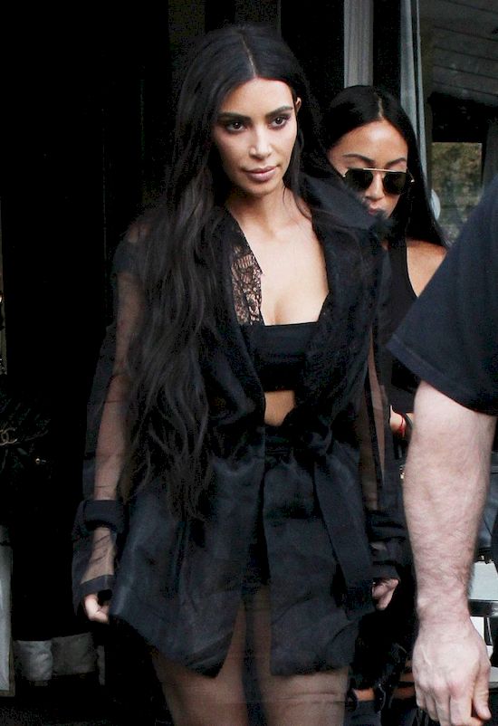 Kim Kardashian zaatakowana na ulicy! Mężczyzna pocałował ją... w tyłek (VIDEO) Kim Kardashian zaatakowana na ulicy! Mężczyzna pocałował ją... w tyłek (VIDEO)