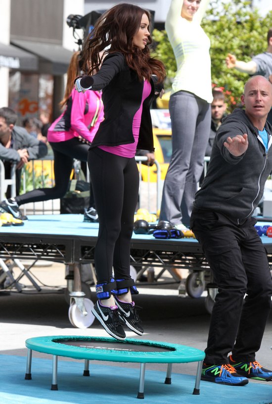 Megan Fox przygotowuje się do roli... na trampolinie (FOTO)