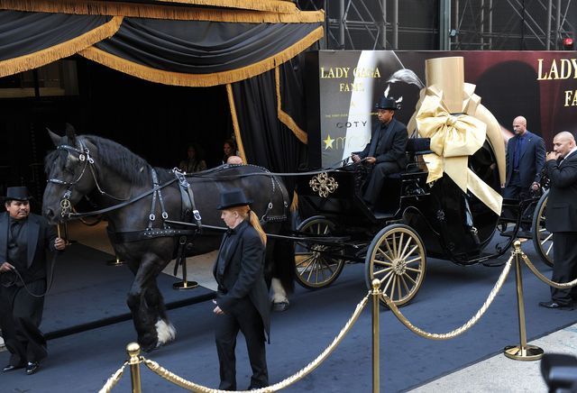 Lady Gaga promuje swoje perfumy Fame (FOTO)