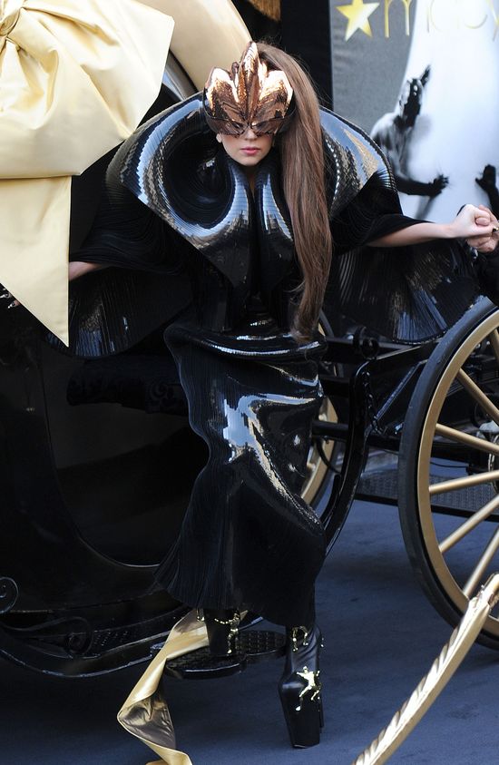 Lady Gaga promuje swoje perfumy Fame (FOTO)