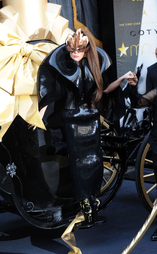 Lady Gaga promuje swoje perfumy Fame (FOTO)
