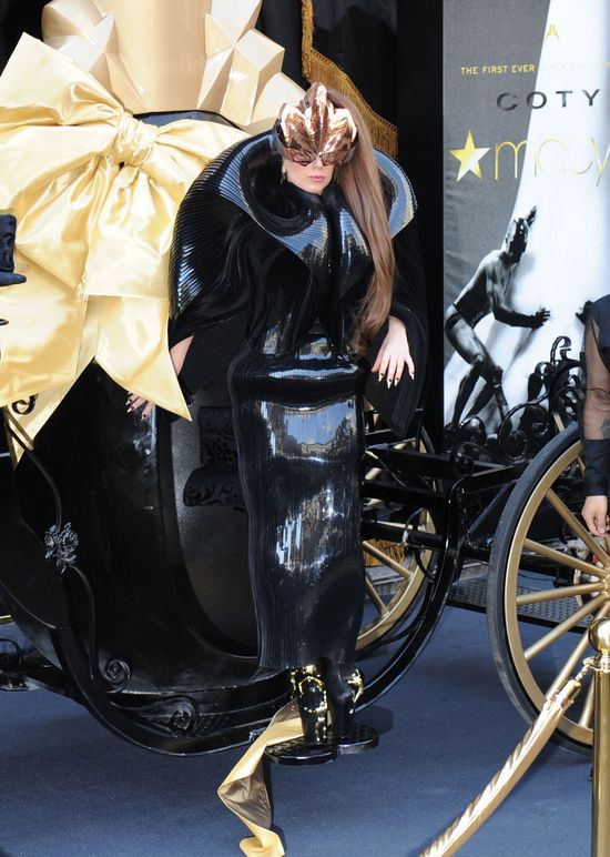 Lady Gaga promuje swoje perfumy Fame (FOTO)