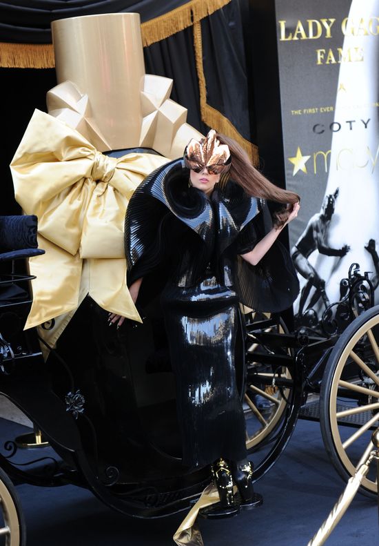 Lady Gaga promuje swoje perfumy Fame (FOTO)