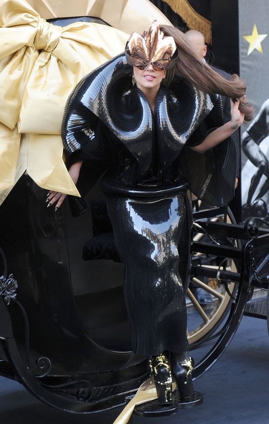 Lady Gaga promuje swoje perfumy Fame (FOTO)