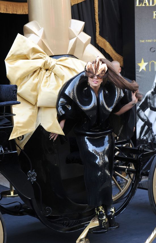 Lady Gaga promuje swoje perfumy Fame (FOTO)