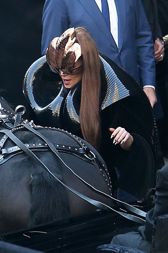 Lady Gaga promuje swoje perfumy Fame (FOTO)