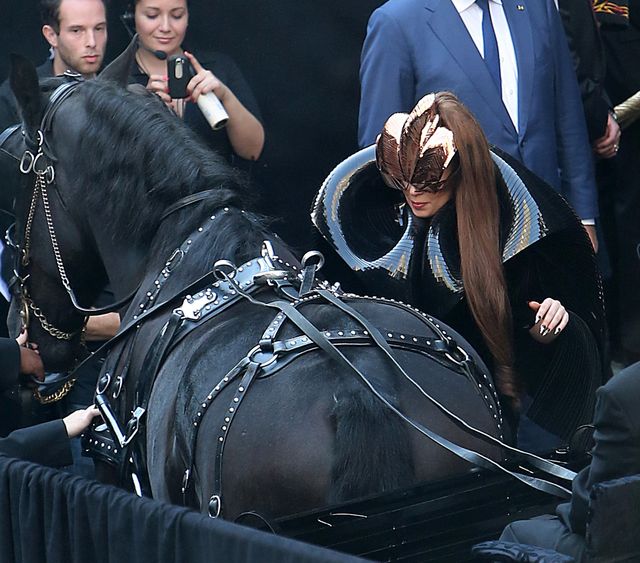Lady Gaga promuje swoje perfumy Fame (FOTO)