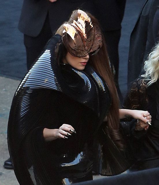 Lady Gaga promuje swoje perfumy Fame (FOTO)