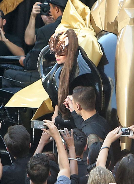 Lady Gaga promuje swoje perfumy Fame (FOTO)