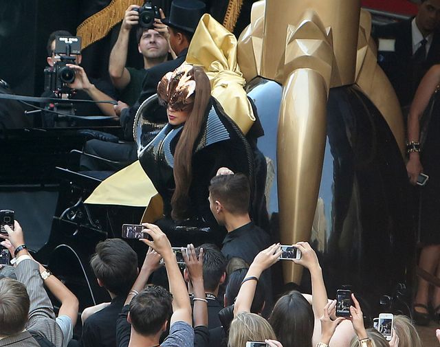 Lady Gaga promuje swoje perfumy Fame (FOTO)