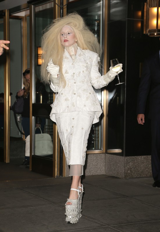 Brzydkie buty i równie brzydkie paznokcie (FOTO)