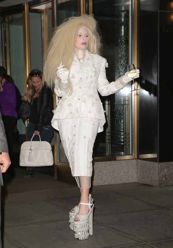 Brzydkie buty i równie brzydkie paznokcie (FOTO)