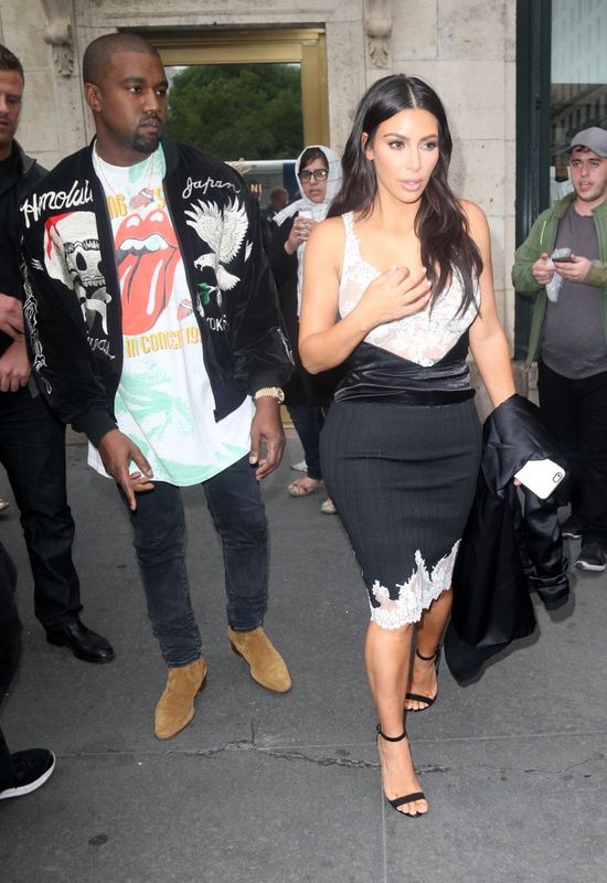 Kim Kardashian pokazuje swoje ciało w Kim Kardashian pokazuje swoje ciało w