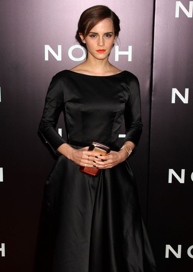 Emma Watson w pieknej sukni z trenem i dekoltem na plecach Emma Watson w pieknej sukni z trenem i dekoltem na plecach