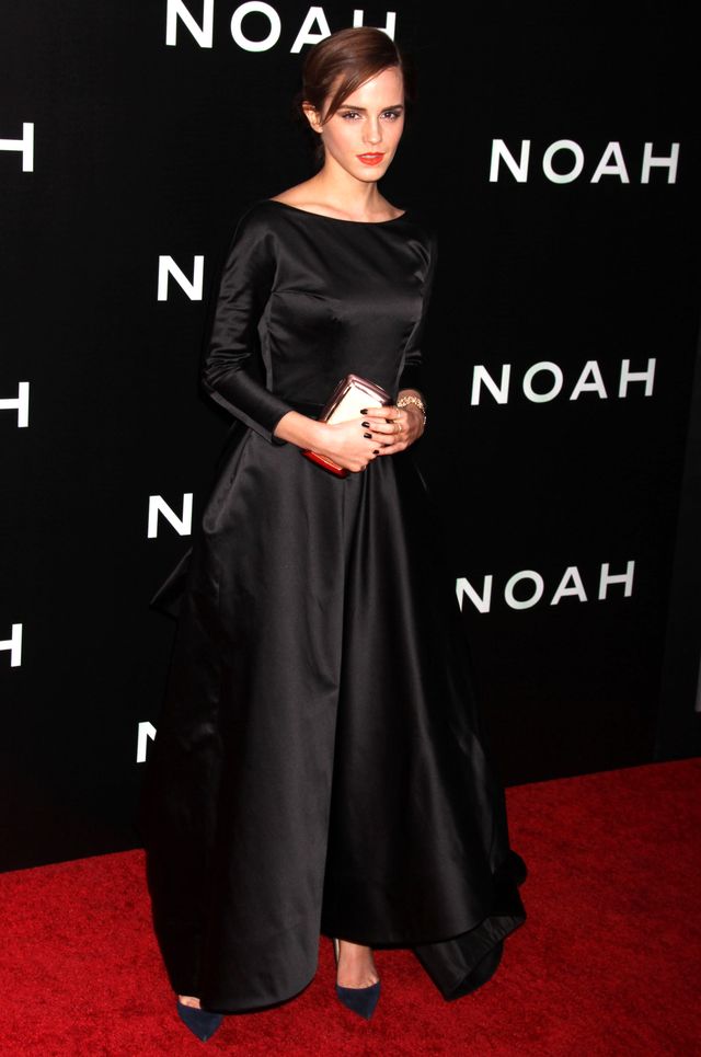 Emma Watson w pieknej sukni z trenem i dekoltem na plecach Emma Watson w pieknej sukni z trenem i dekoltem na plecach