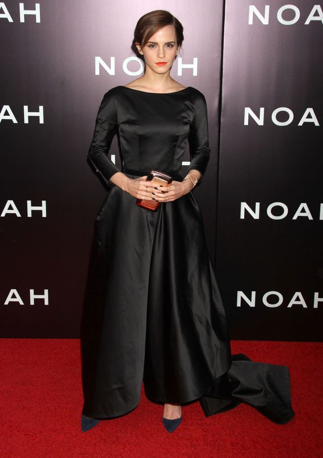 Emma Watson w pieknej sukni z trenem i dekoltem na plecach Emma Watson w pieknej sukni z trenem i dekoltem na plecach