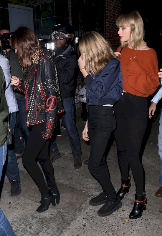 Taylor Swift wykonuje Mannequin Challenge ze swoją ekipą! (VIDEO) Taylor Swift wykonuje Mannequin Challenge ze swoją ekipą! (VIDEO)