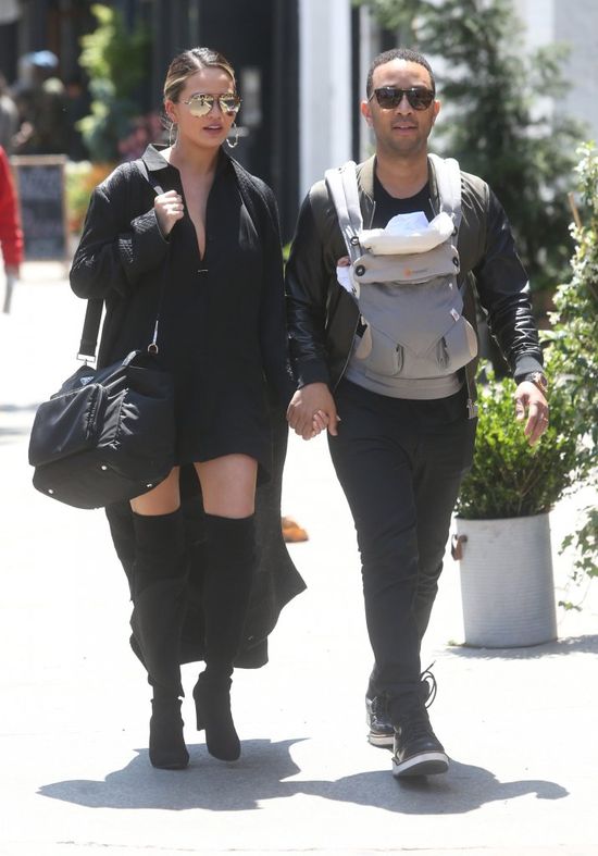 John Legend pokazał śliczne zdjęcie swojej córeczki! Podobna do Chrissy Teigen? John Legend pokazał śliczne zdjęcie swojej córeczki! Podobna do Chrissy Teigen?