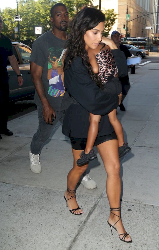 Kim Kardashian jednym gestem uciszyła fotografów (FOTO)