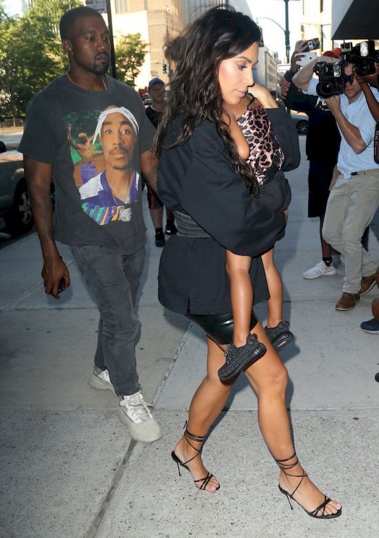 Kim Kardashian jednym gestem uciszyła fotografów (FOTO)