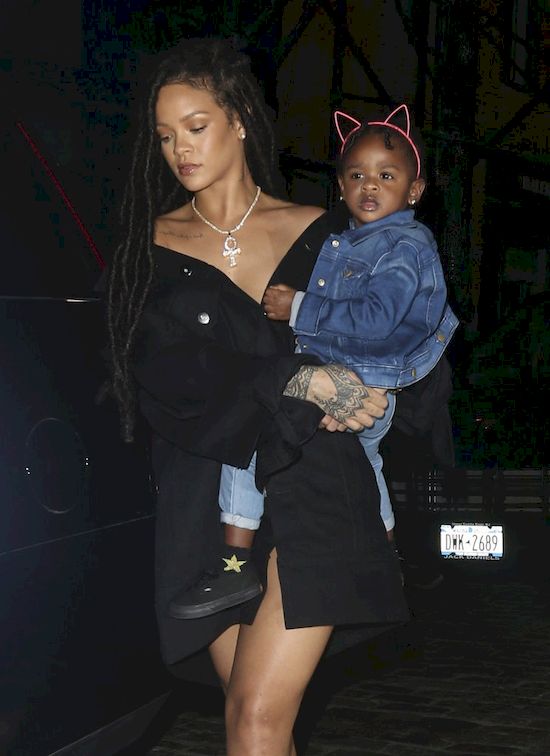 Rihanna w roli... opiekunki do dzieci? Jej siostrzenica jest śliczna! Rihanna w roli... opiekunki do dzieci? Jej siostrzenica jest śliczna!