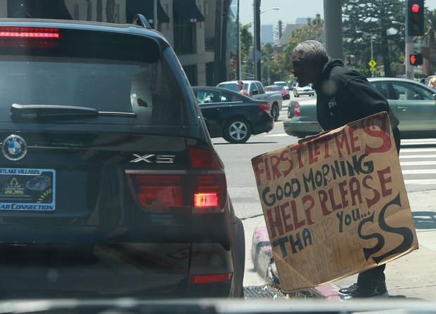 Selena Gomez pomaga bezdomnemu (FOTO)