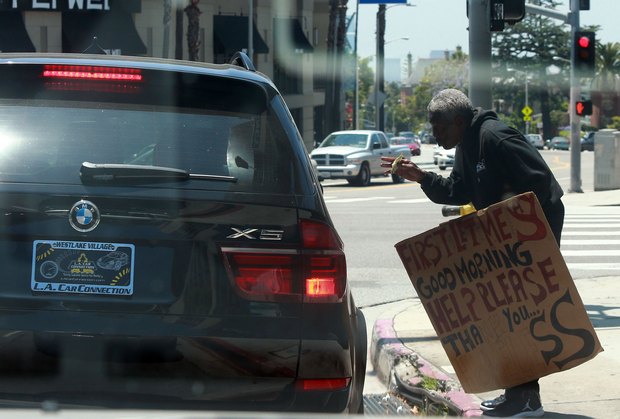 Selena Gomez pomaga bezdomnemu (FOTO)